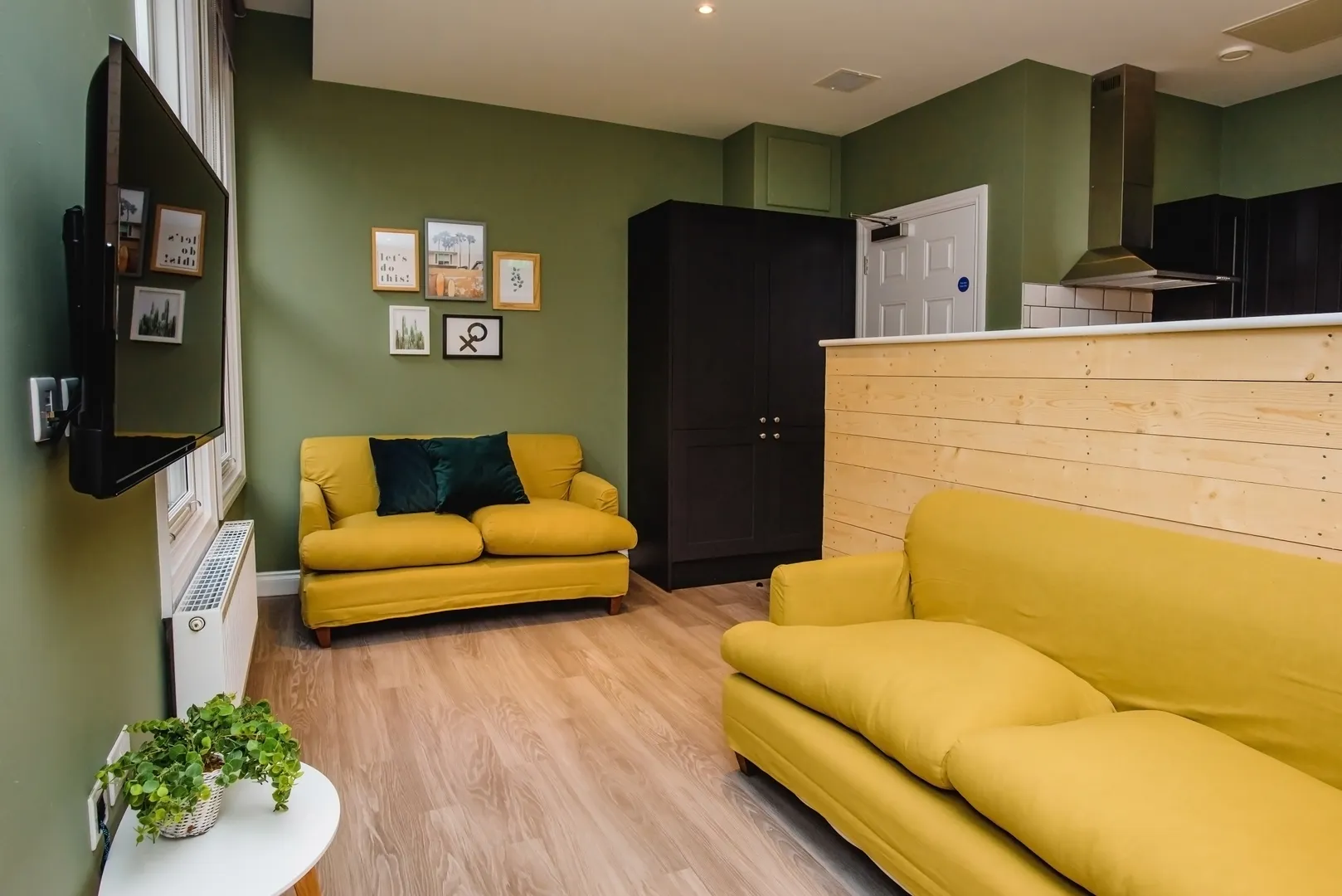 Lister Gate - Luxury 5 Bed City Centre Student Apartment - Image 1